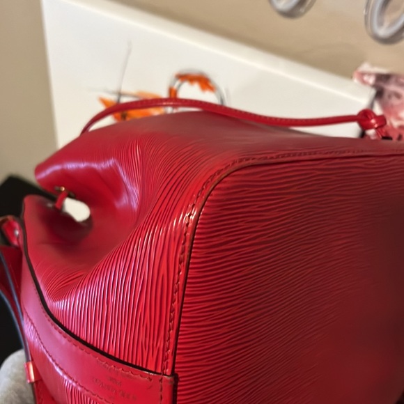 Louis Vuitton Epi Petit Noe Leather Drawstring Shoulder Bag - EUC - Picture 5 of 12